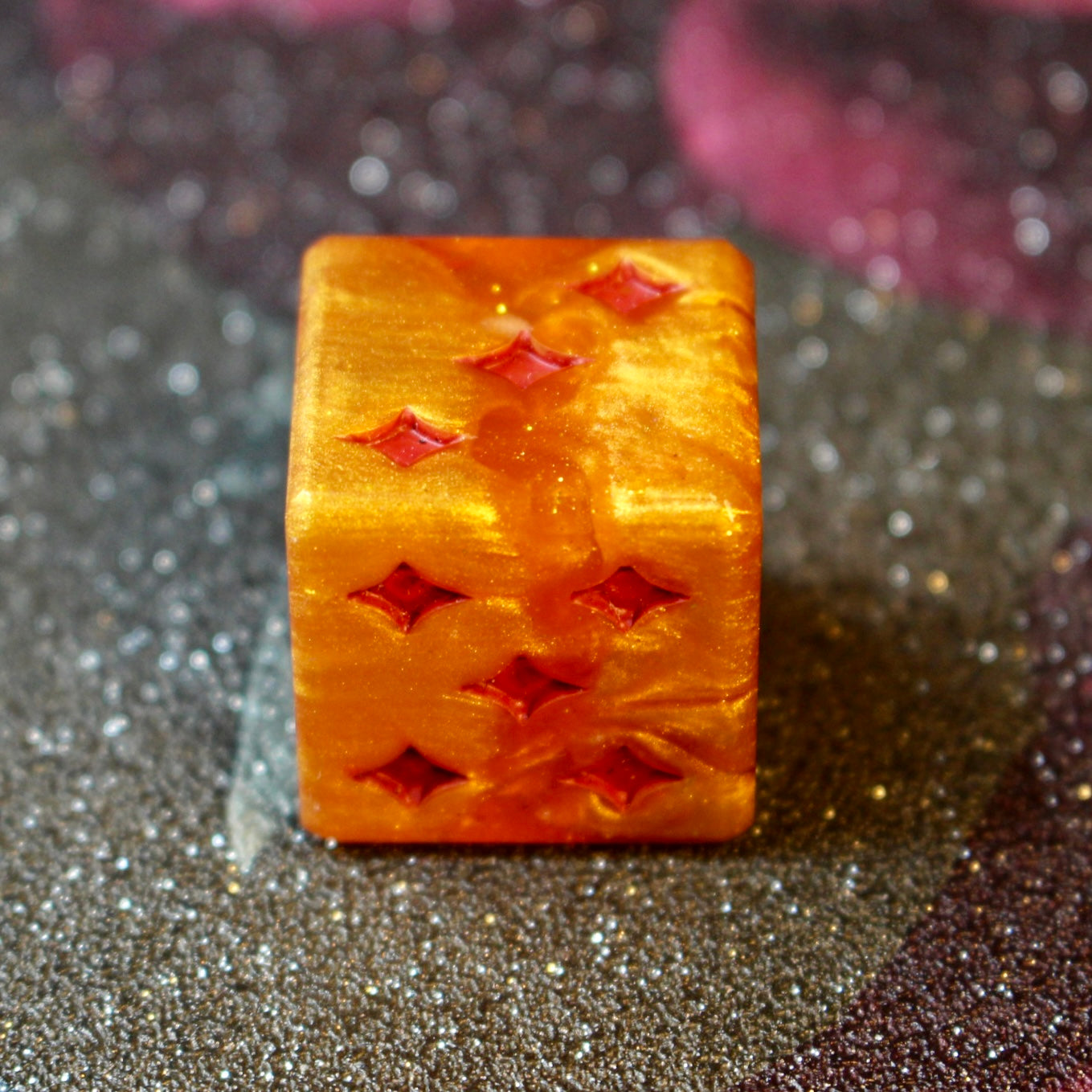 Molten Gold Oversized Pip D6