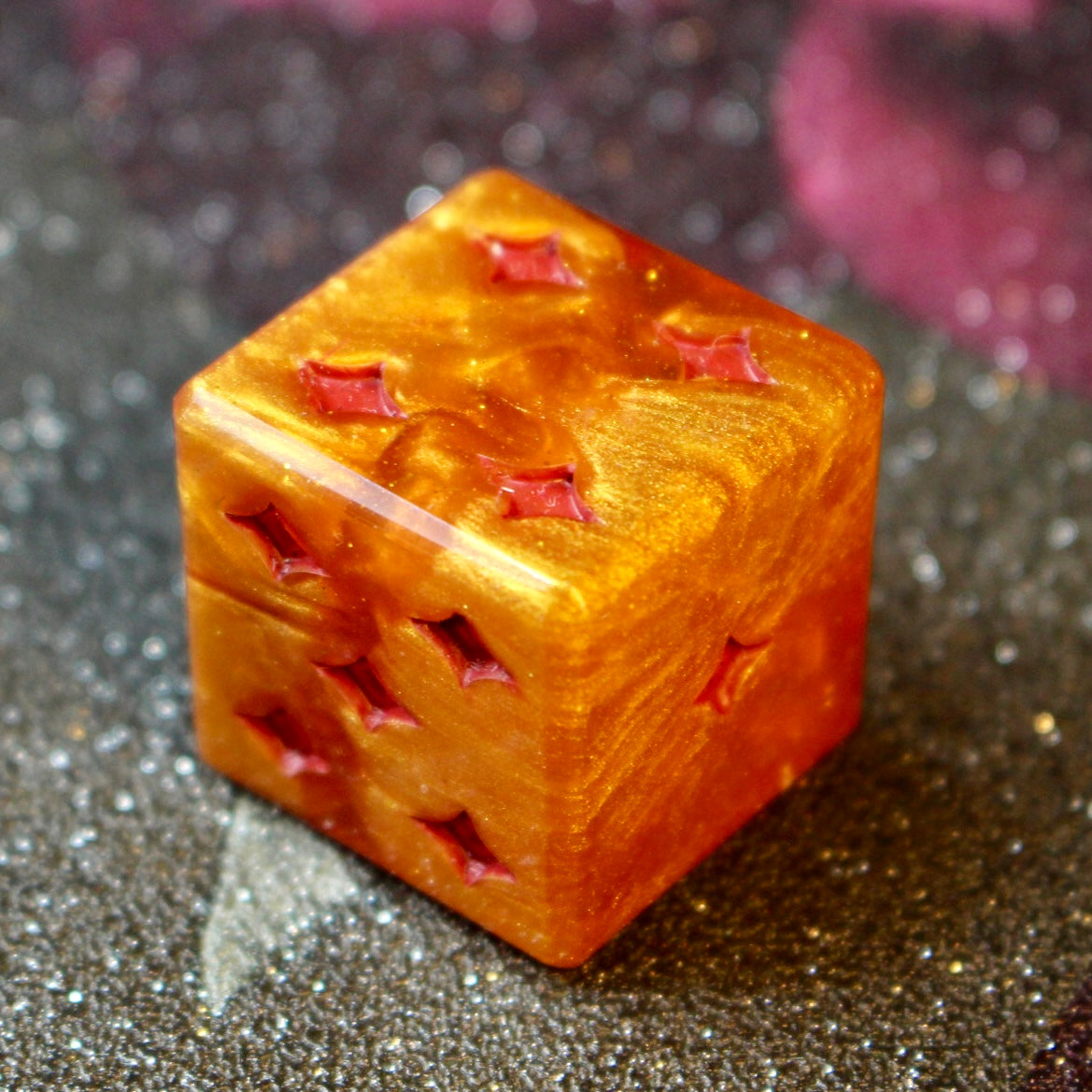 Molten Gold Oversized Pip D6
